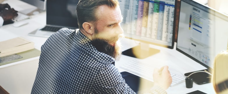 Empleado analizando datos para la seguridad de la información informática