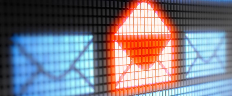 Mehrere Briefumschläge, von denen einer geöffnet ist, als Symbol für BulkMails.