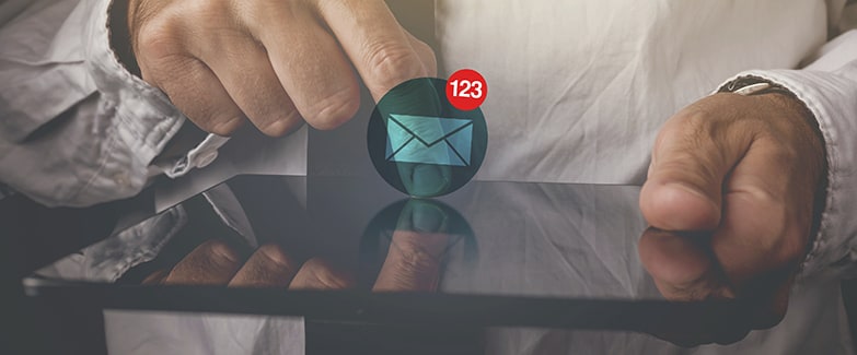 Ein Nutzer öffnet sein E-Mail-Postfach auf dem Tablet.