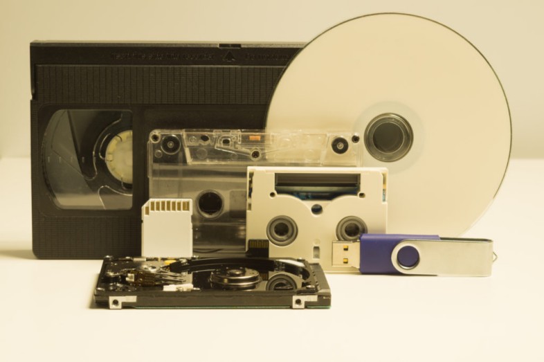 VVerschiedene Datenträger: Kassetten, CDs, USB-Sticks, Sim Card.