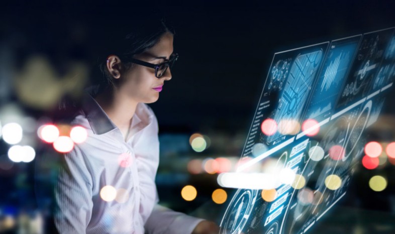 コンピュータを利用している女性