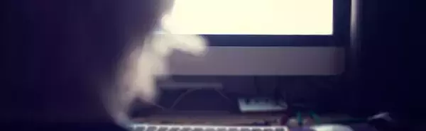 Persona enfrente de una pantalla de computadora