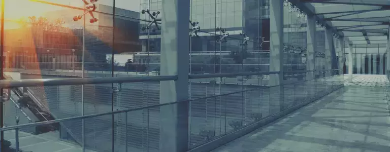 Pasillo de un edificio de oficinas