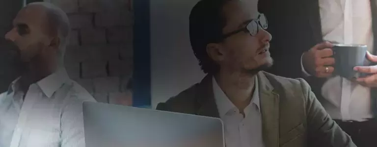 Mitarbeiter diskutieren über Cyber Threats