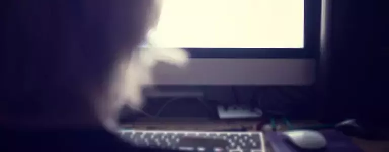 Persona enfrente de una pantalla de computadora