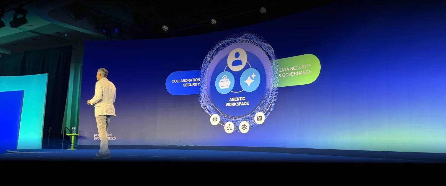 Un hombre dando una presentación en un escenario sobre por qué elegir Proofpoint para ciberseguridad.