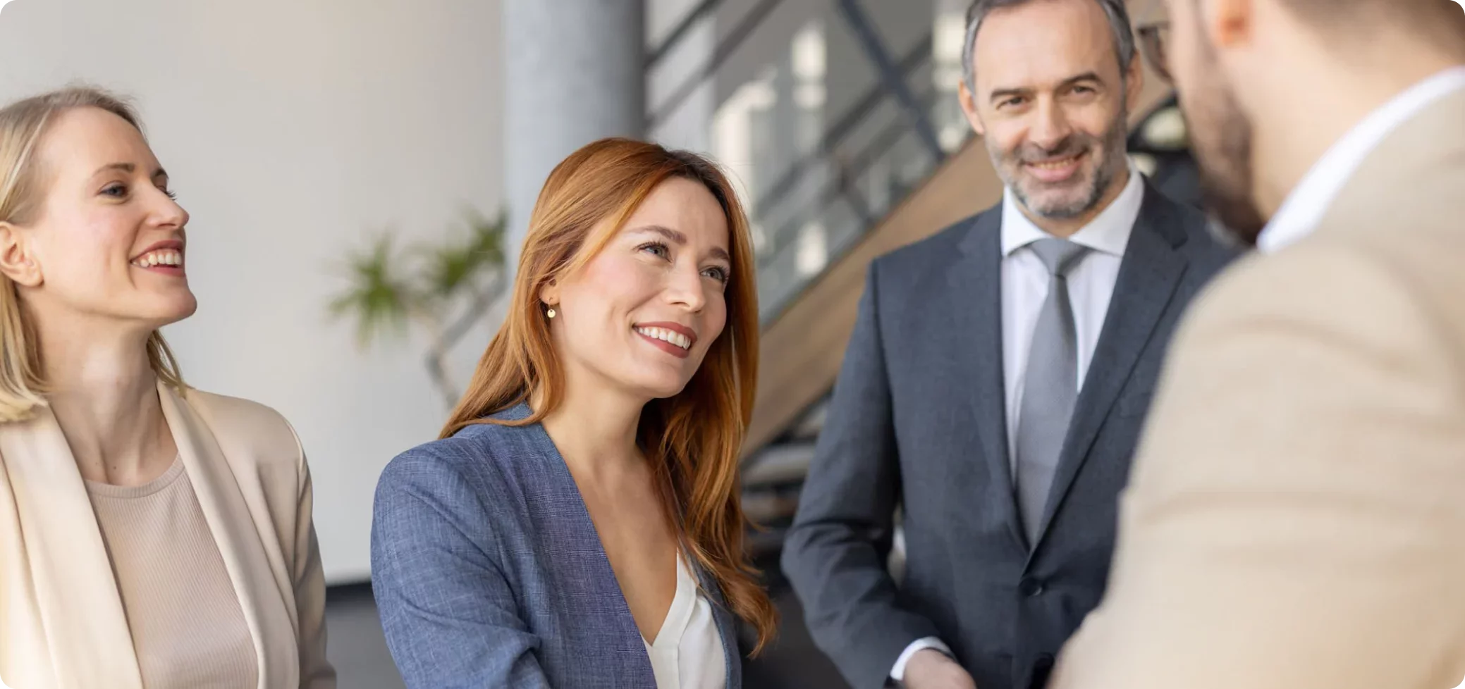 Un grupo de clientes saludan al representante de Proofpoint.